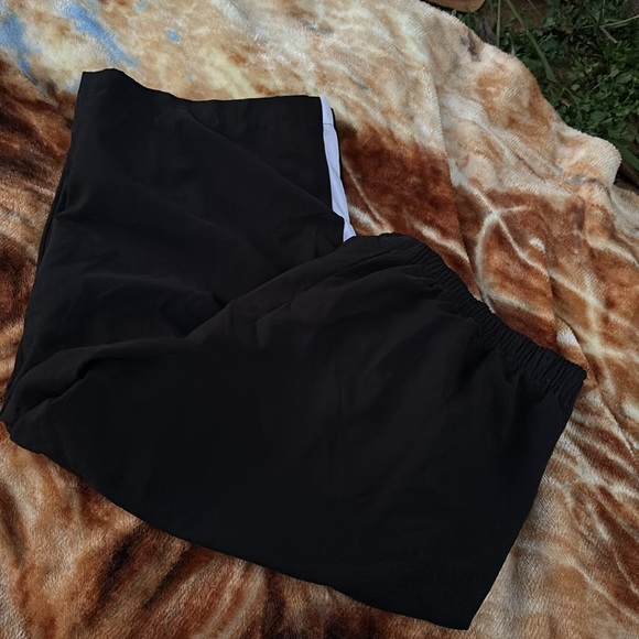Nike Black Elastic Waist Capris Pants Athletic Activewear White Stripes L 12-14 - Picture 2 of 16